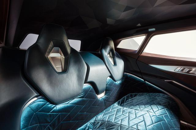 史上最强宝马SUV——XM正式登场，目标兰博基尼Urus