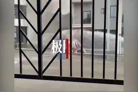 四川一气象观测站内面包车爆炸，疑因氢气瓶泄漏引发图片