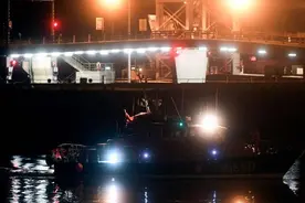 如花少女风浪中殒命：2.5万人冒死划小舟偷渡，图啥？图片