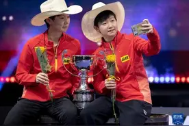 世乒赛：女双颁奖仪式举行图片