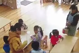 敲头抽耳光灌水？上海一幼儿园老师殴打幼儿，教育局回应了图片