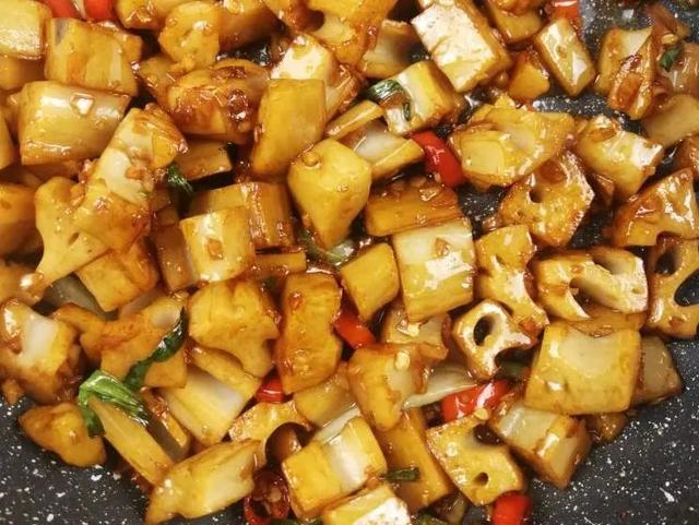 藕丁怎么炒好吃（香辣脆爽的小炒藕丁）