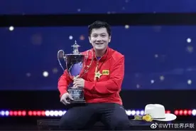樊振东夺冠，领奖名场面太欢乐图片