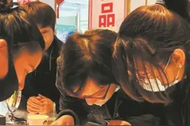 古法制作黄金饰品走俏图片