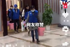 安徽两对新人打包婚宴剩菜给流浪狗，网友点赞：狗狗也沾了喜气图片