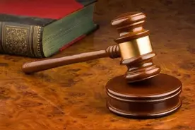 交通肇事者逃逸找不到人，受害者该向谁索赔？“代位求偿”了解一下！图片