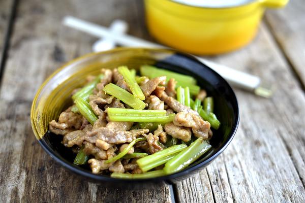 芹菜炒肉芹菜要焯水吗（如何做出芹菜无丝肉片滑嫩的芹菜炒肉）