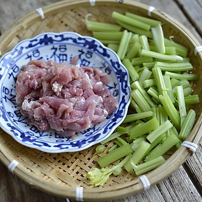 如何做出芹菜无丝肉片滑嫩的芹菜炒肉
