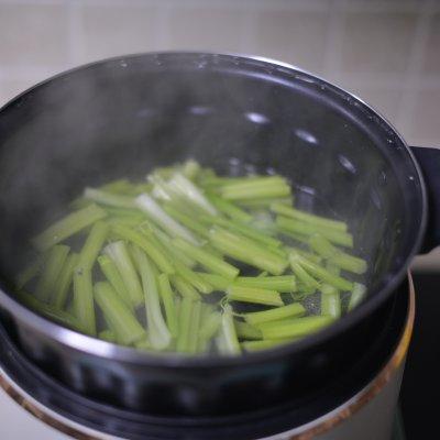 如何做出芹菜无丝肉片滑嫩的芹菜炒肉