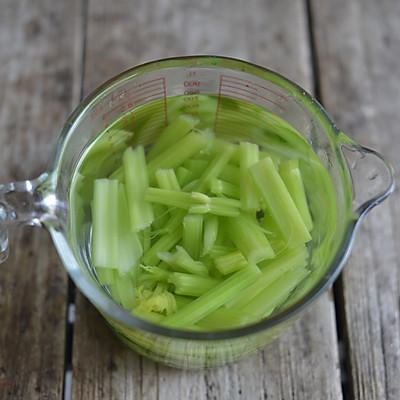 如何做出芹菜无丝肉片滑嫩的芹菜炒肉