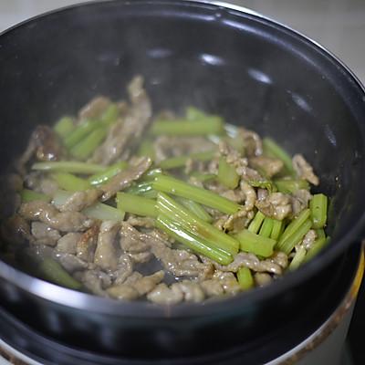 如何做出芹菜无丝肉片滑嫩的芹菜炒肉