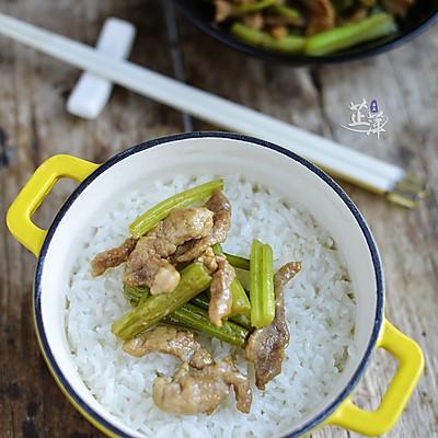 如何做出芹菜无丝肉片滑嫩的芹菜炒肉