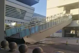 阜阳西站停车楼一人行天桥断裂，桥面坠落视频封面