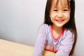 六月帮女儿做法式指甲！「全职妈兼美甲师」成果照出炉…网佩服：好强图片