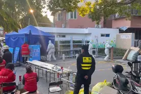 直击上海浦东新增封闭小区：周围商户陆续被转运至集中隔离点视频封面