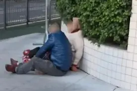 孕妇当街产子，接下来的一幕让人动容……图片