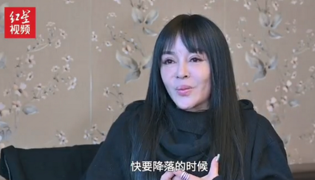 台湾歌手千百惠定居成都，高调晒出大陆身份证：已经拿了20多年