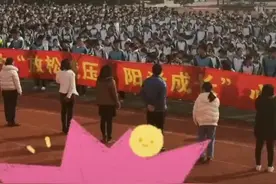 大场面，速来围观！校长带头，济南这所学校千人玩起“萝卜蹲”图片