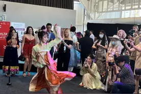 中国汉服点亮澳大利亚多元文化服饰节图片