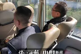 4岁被爷爷送人！35年后重见父母，爸爸的脖子上一直挂着他儿时相片……图片