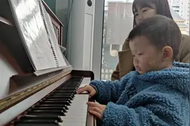 四川绵阳3岁萌娃熟练弹奏数十首钢琴曲 背后故事令人泪目……图片