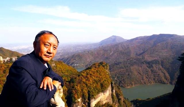 “故事”和“话语”的相互阐释——评冯玉雷文化小说《野马，尘埃》