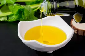 食用油开封后尽快吃完，过期油除了不能吃妙处多多图片