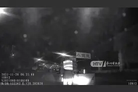 凌晨杭州街头，夜宵女摊主趴在三轮车上睡着了……之后发生的事，感人图片