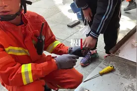 “咬手”吸铁石环卡住学生手指，湖北咸宁消防2分钟快速摘除图片