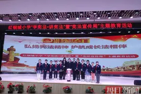 校园内摆设信箱，小学生用写信的方式与法官说“悄悄话”图片