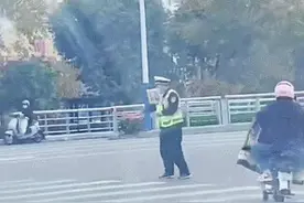 自带“弹幕”和“BGM”，这个辅警“花式”指挥交通，成功引起网友的注意图片