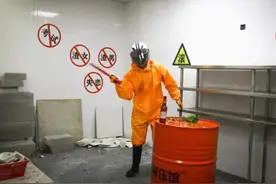 想减压的年轻人，都被解压馆骗哭了图片