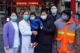 2岁男孩小石头跟妈妈回家啦图片