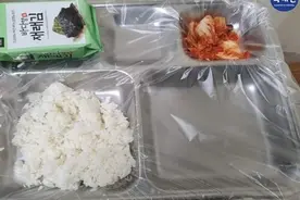 韩国被隔离士兵抱怨伙食太差：鸡肉分量太少，很多人都没吃到图片