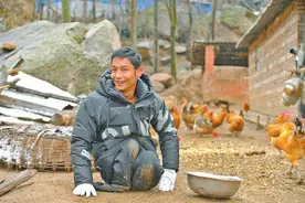 洛阳90后“爬行娃”丁转成孝顺养父靠养鸡撑起家图片