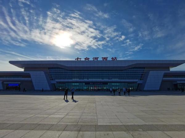 七台河站七台河站与沿线各站风格迥异,外形宛如一个巨大的冰刀.