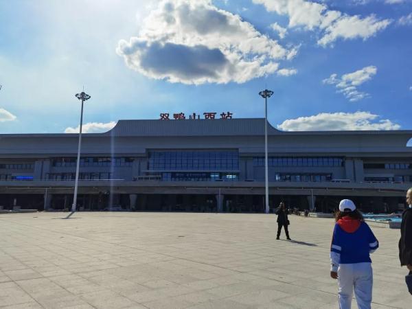 双鸭山西站在进站的位置做了一个铜雕的转印,设计展现当地的自然风光