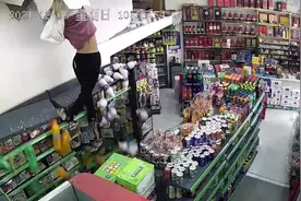 天花板破裂，女孩掉至一楼超市，老板：她自己起来，没受伤图片