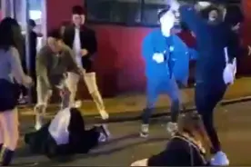 香港兰桂坊多名女子粗口对骂、拳脚相向，老外一旁看热闹图片