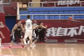 脱臼＋骨折＋撕裂！恶意垫脚犯规，“业余”二字不背锅图片