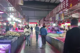 青岛海鲜市场处于销售淡季：鱼类降价20% 梭子蟹价格一路坚挺图片