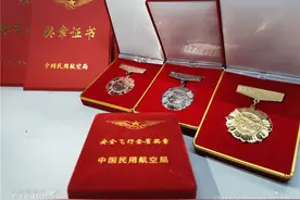 首都航空27名飞行员获颁中国民航局安全飞行奖章图片