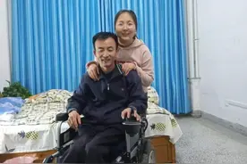 带瘫痪父亲上大学的甘肃女孩：已工作，想赚钱买机器人让父亲站起来图片