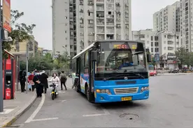 重庆多举措解决市民乘车难 今年中心城区新增和优化调整公交线路305条图片
