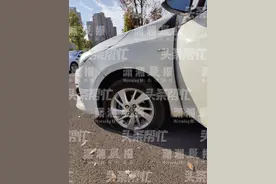 满哥维权丨尴尬！停车场两个承包商，市民车胎在分界处被扎爆，都说“我不管”图片