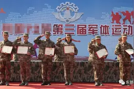 这个女兵真牛！个人全能第一图片