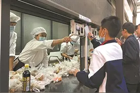 “三证齐全”方能入校可从餐桌一路溯源图片