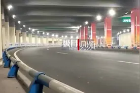 重庆一摩托车手隧道内飙车撞柱被甩飞，当场身亡图片