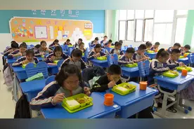 营养午餐、舒适午休！齐河推行“中央厨房”配餐模式 近万名学生吃上放心餐图片