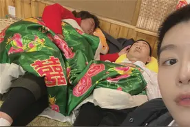 范丞丞“偷拍”杨迪贾玲 两人盖东北棉被呼呼大睡图片